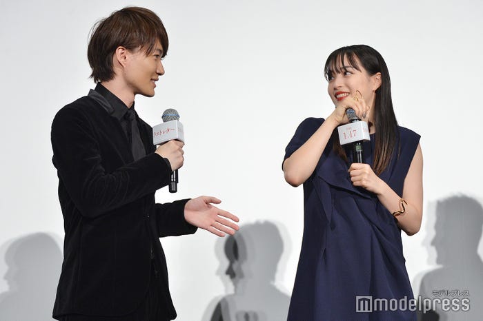 動揺してマイクに鼻息がかかってしまったことに慌てる広瀬すず(右)に神木隆之介(左)「何してるの?(笑)」(C)モデルプレス