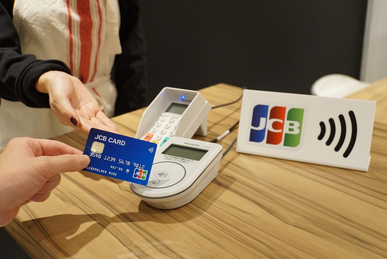 お店の端末にかざすだけで会計が完了