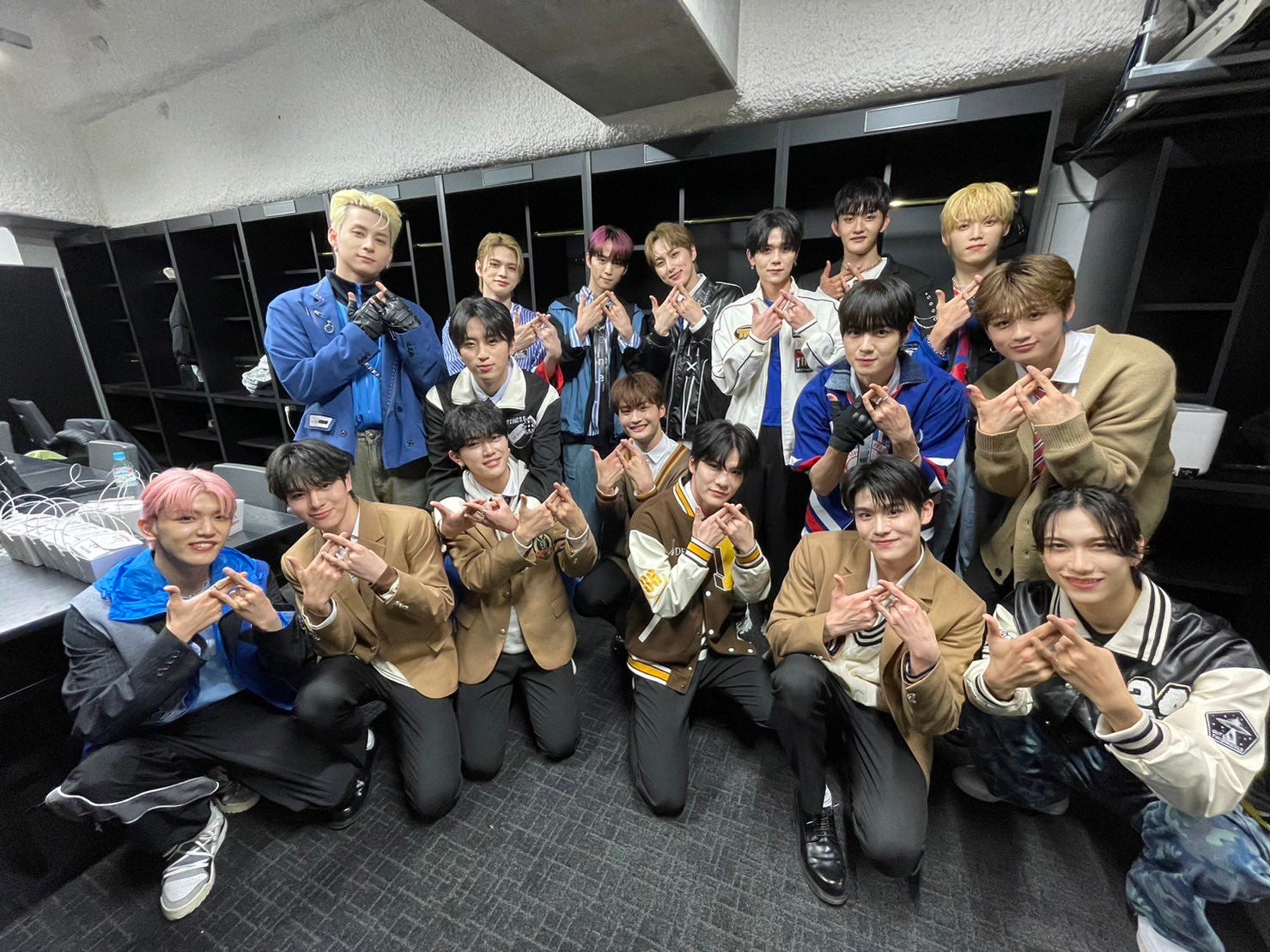 DXTEEN、先輩グループ・INIと「日プ2」再会ショットに反響「エモい」「待ってた」