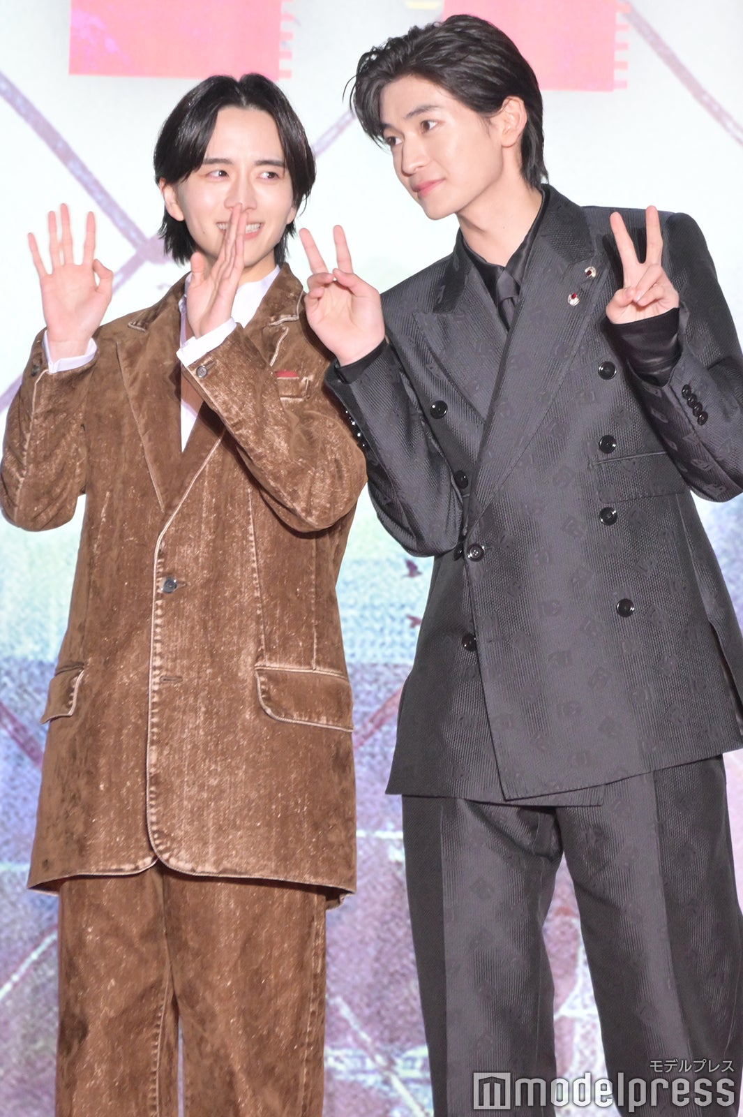 仲良く寄り添う板垣李光人、高橋文哉（C）モデルプレス