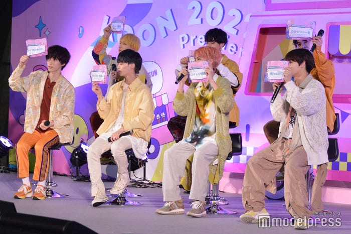 くじの結果を見せるOCTPATH (C)モデルプレス