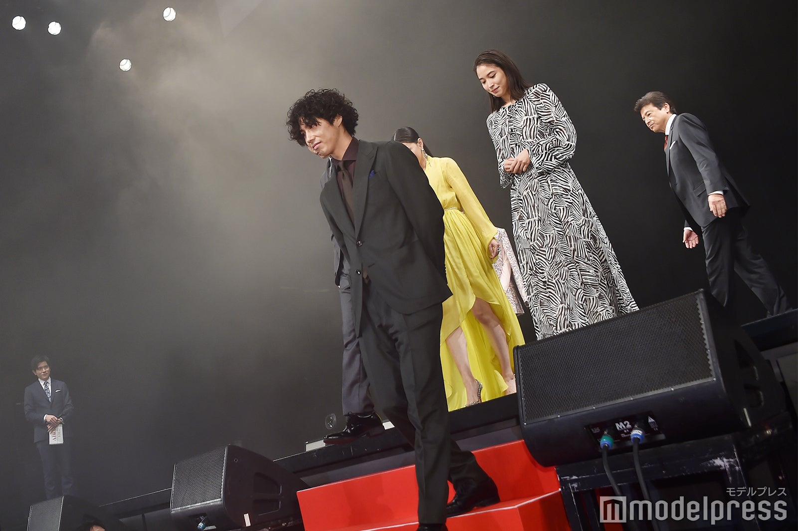 賀来賢人（前）らレッドカーペットに登場（C）モデルプレス