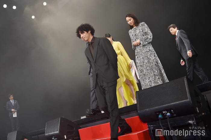 賀来賢人(前)らレッドカーペットに登場(C)モデルプレス