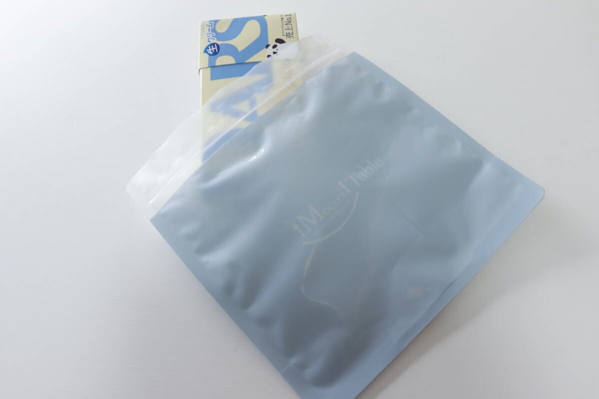 水色の保冷剤付ジップバッグにチョコレート菓子を入れている様子
