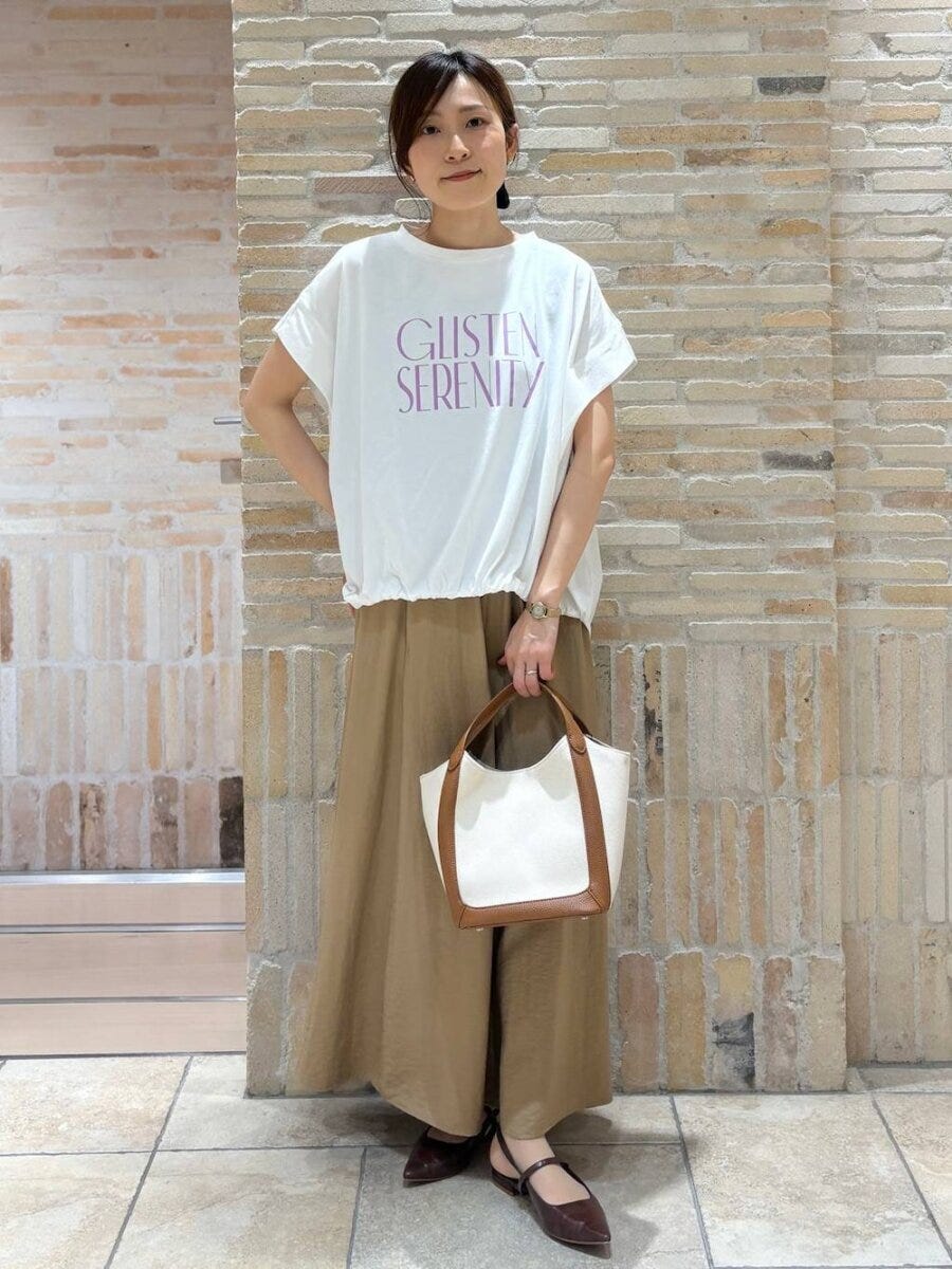 2026夏大人女性おすすめ白ロゴT上品カジュアルコーデ
