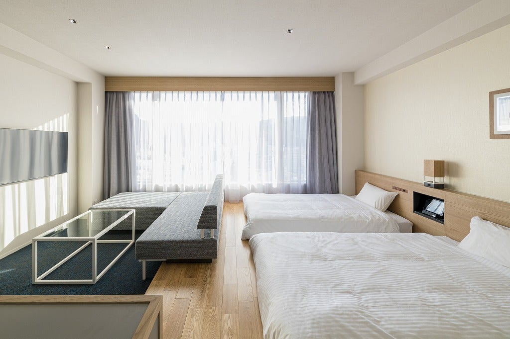 和のぬくもりを感じられる落ち着いたデザインの客室（C）Anna Nagai