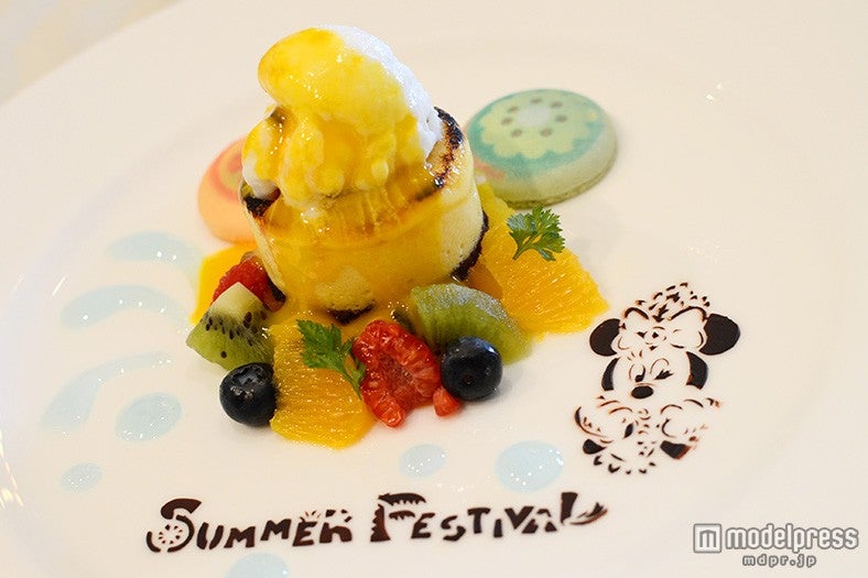 トロピカルフルーツシブーストとパイナップルコンポート ココナッツのグラ二テ添え