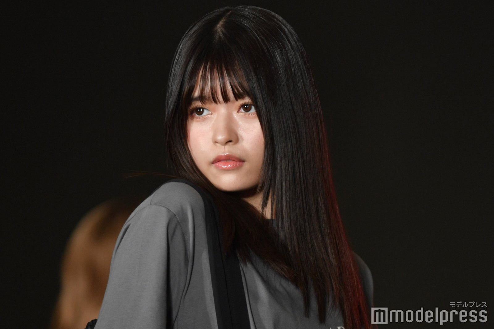 景井ひな、美脚輝くワントーン夏コーデ「可愛く大人っぽく」＜KCON×TGC＞