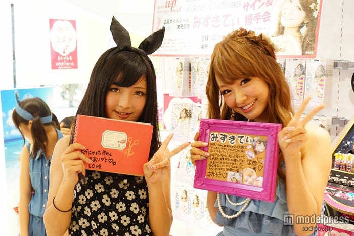 ファンと交流するみずきてぃ(右)
