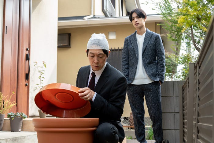 佐々木蔵之介、高橋恭平「マイホームヒーロー」第6話より(C)山川直輝・朝基まさし/講談社/ドラマ「マイホームヒーロー」製作委員会・MBS