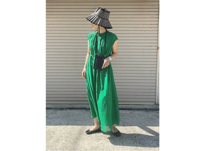 カラーワンピースはハットを合わせやすい上、イメージも変えやすいのが◎ 出典:WEAR