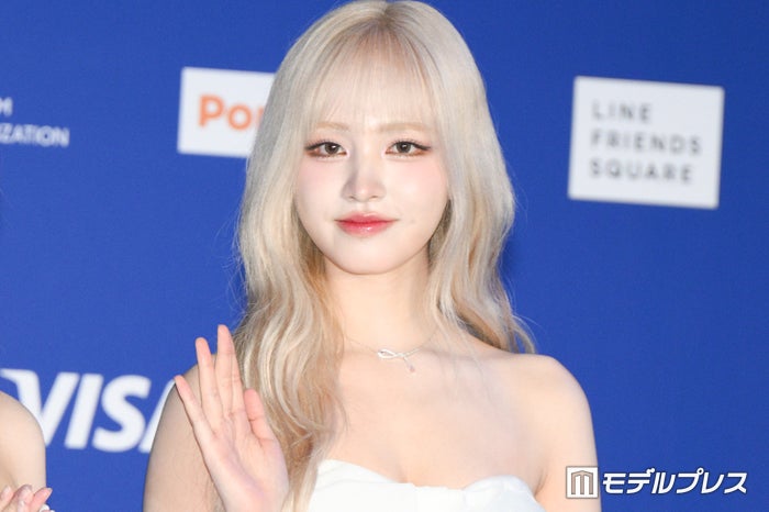 IVEリズ、美脚際立つレザー×タイツコーデ披露「映画のワンシーンみたい」「強めなスタイルも最高」とファン歓喜