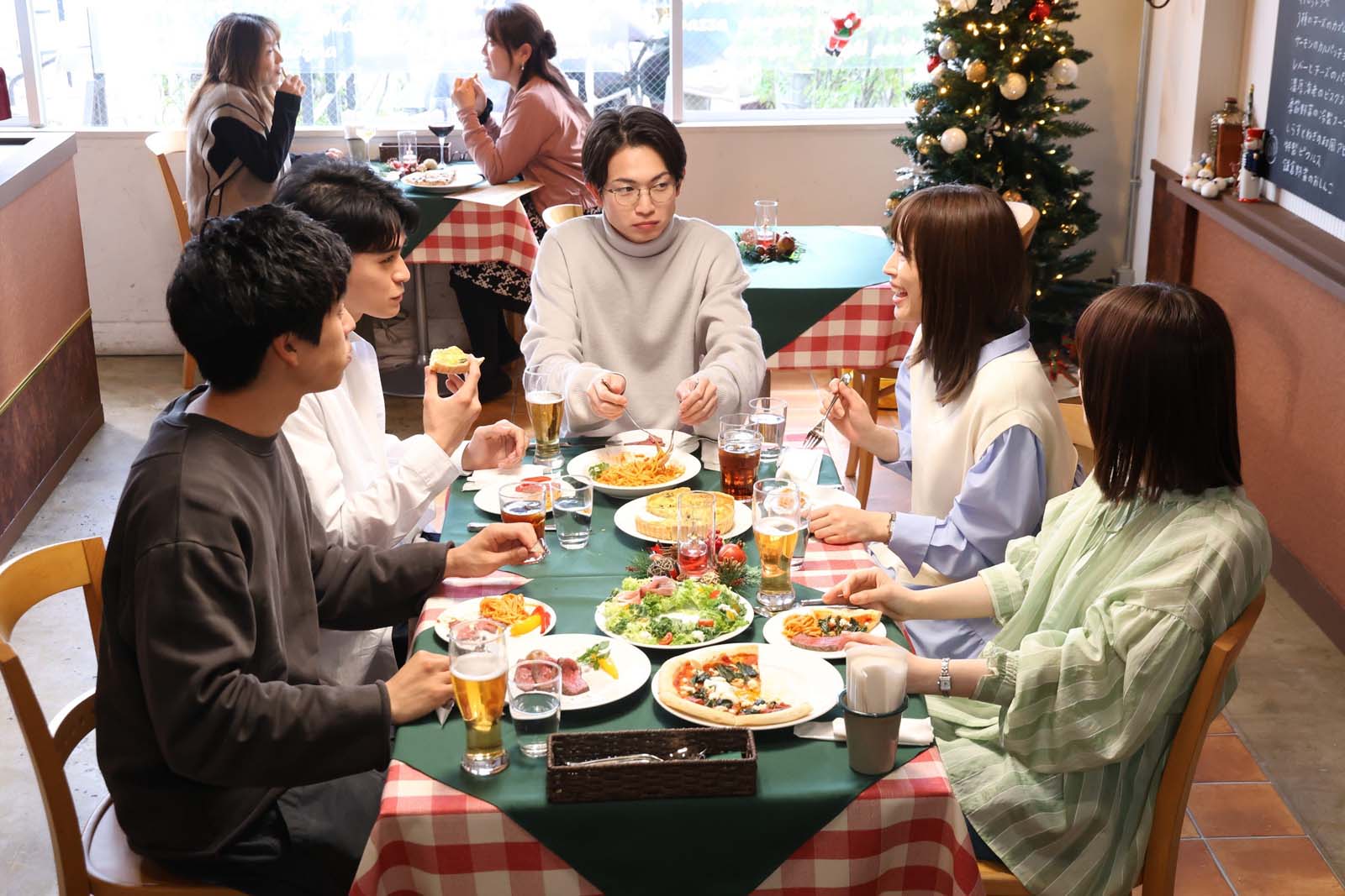 （左から）坂東龍汰、眞栄田郷敦、綱啓永、広瀬アリス、長濱ねる「366日」第8話より（C）フジテレビ