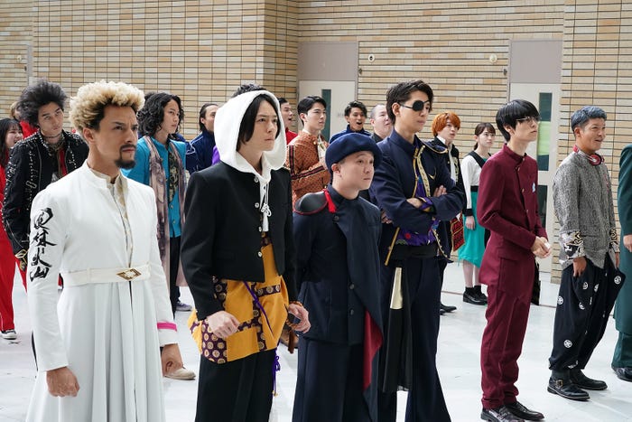 (左から)満島真之介、犬飼貴丈、濱田岳、三浦翔平、萩原利久、駿河太郎 「新・信長公記~クラスメイトは戦国武将~」第1話より(C)読売テレビ