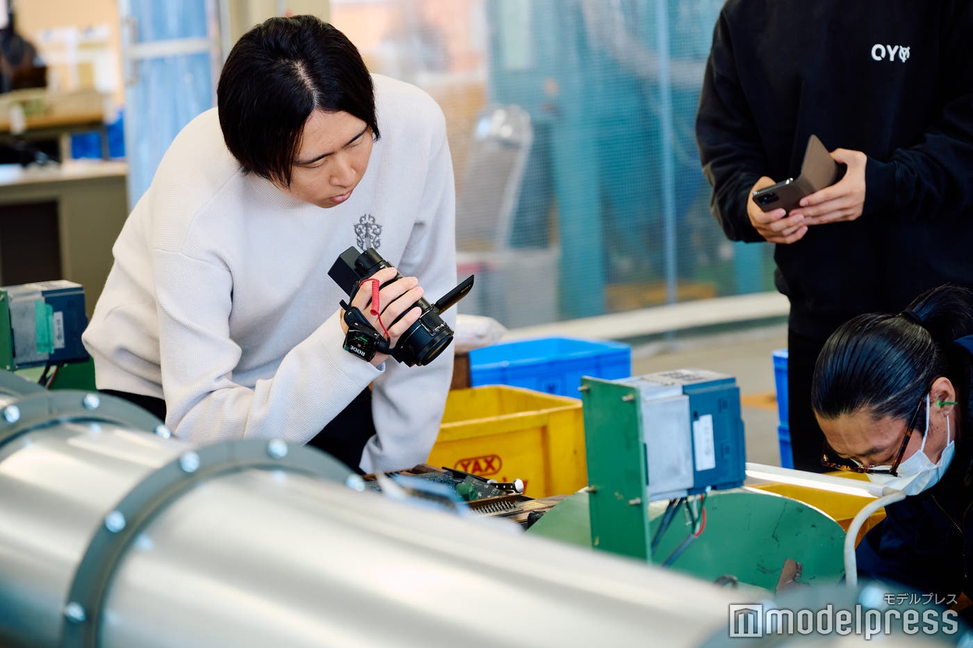 自らカメラを持ち熱心に製造工程を見学(C)モデルプレス