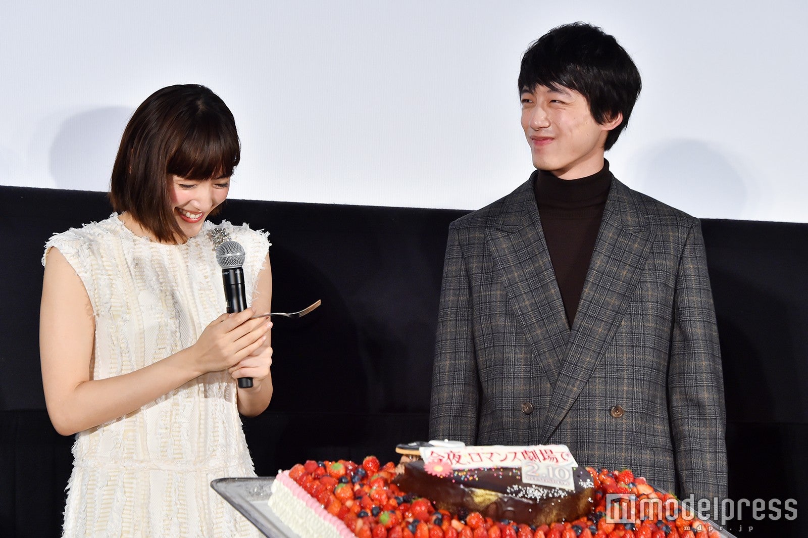 綾瀬はるか、坂口健太郎 （C）モデルプレス