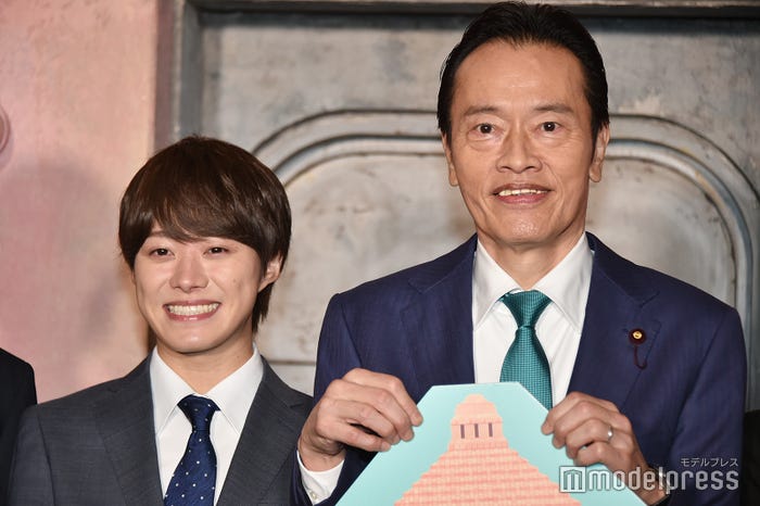 現場で遠藤憲一のお尻をマッサージしている大橋和也(C)モデルプレス
