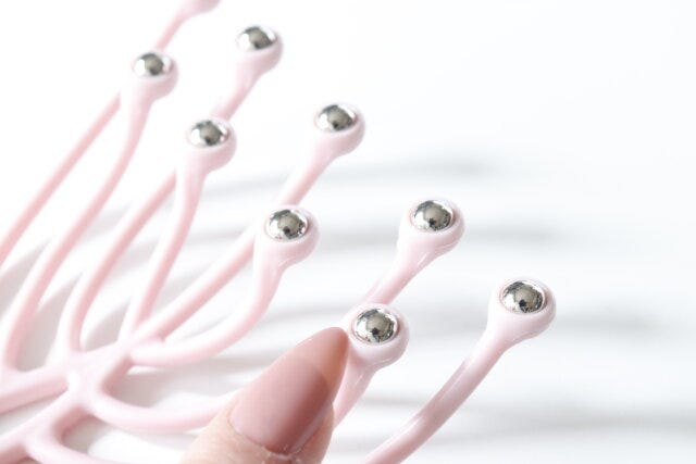 セリア　ひんやりリフレッシュローラー頭皮用　ローラー