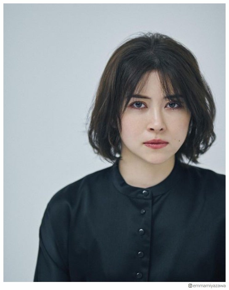 宮澤エマ、雰囲気ガラリのイメチェン姿に反響「色っぽい」「最高に似合う」