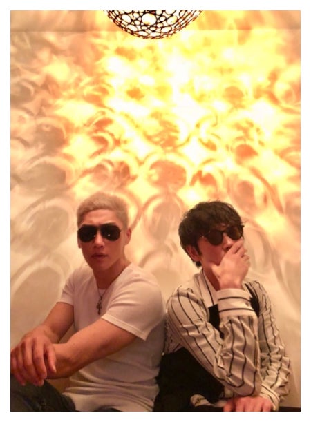 綾野剛＆ゴールデンボンバー樽美酒、久々2ショットに「神々しい」「いい男が2人」とコメント殺到