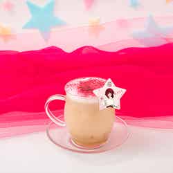 有馬かなのアップルキャラメルホットティー税込1,199円(C)赤坂アカ×横槍メンゴ/集英社・【推しの子】製作委員会