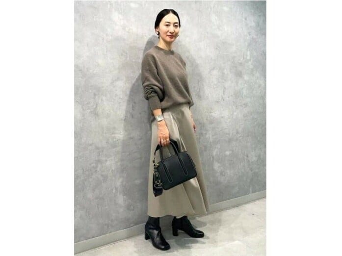 わずかにトーンの違うブラウンコーデを黒ブーツで締めて　出典：WEAR