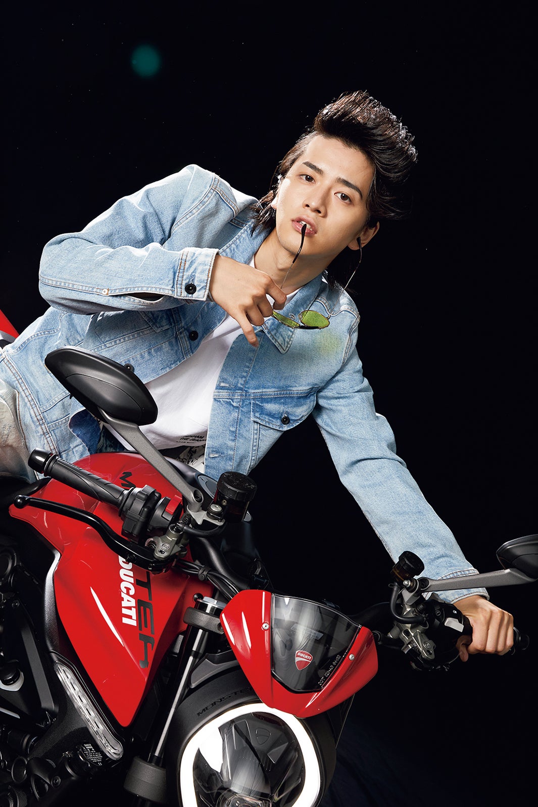 飯島寛騎セカンド写真集「六彩」（C）主婦と生活社