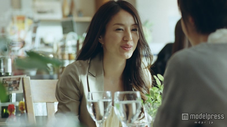 井川遥／新CM「auスマートパス アプリ取り放題」篇より