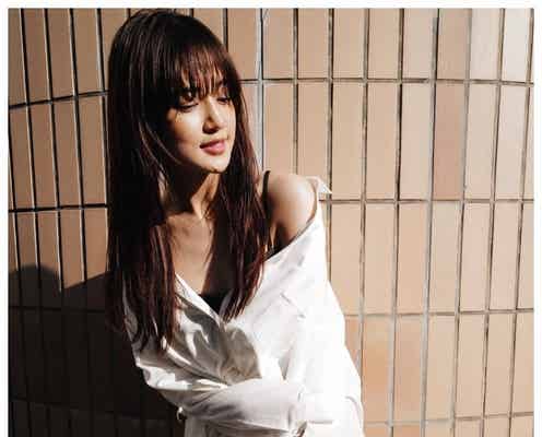 E-girls藤井夏恋、デコルテ&美脚チラリ“白シャツコーデ”に「SEXYでお洒落」の声