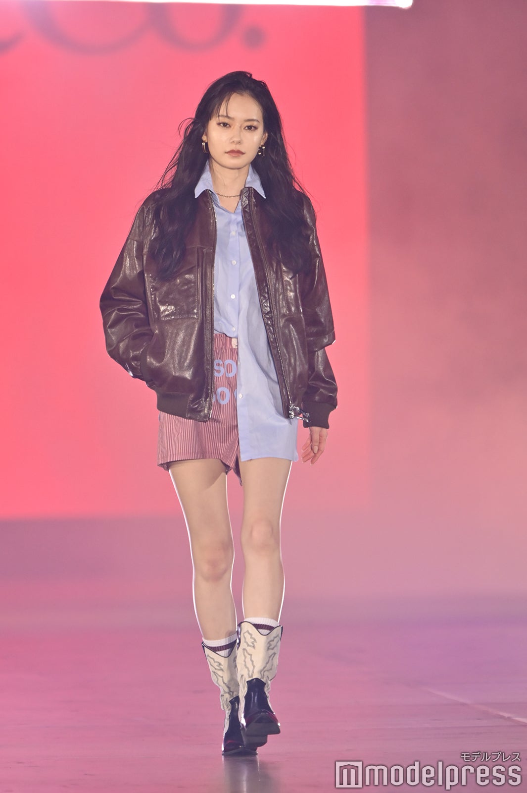 なごみ、ショーパンから美脚スラリ レザージャケット×ウエスタンブーツ