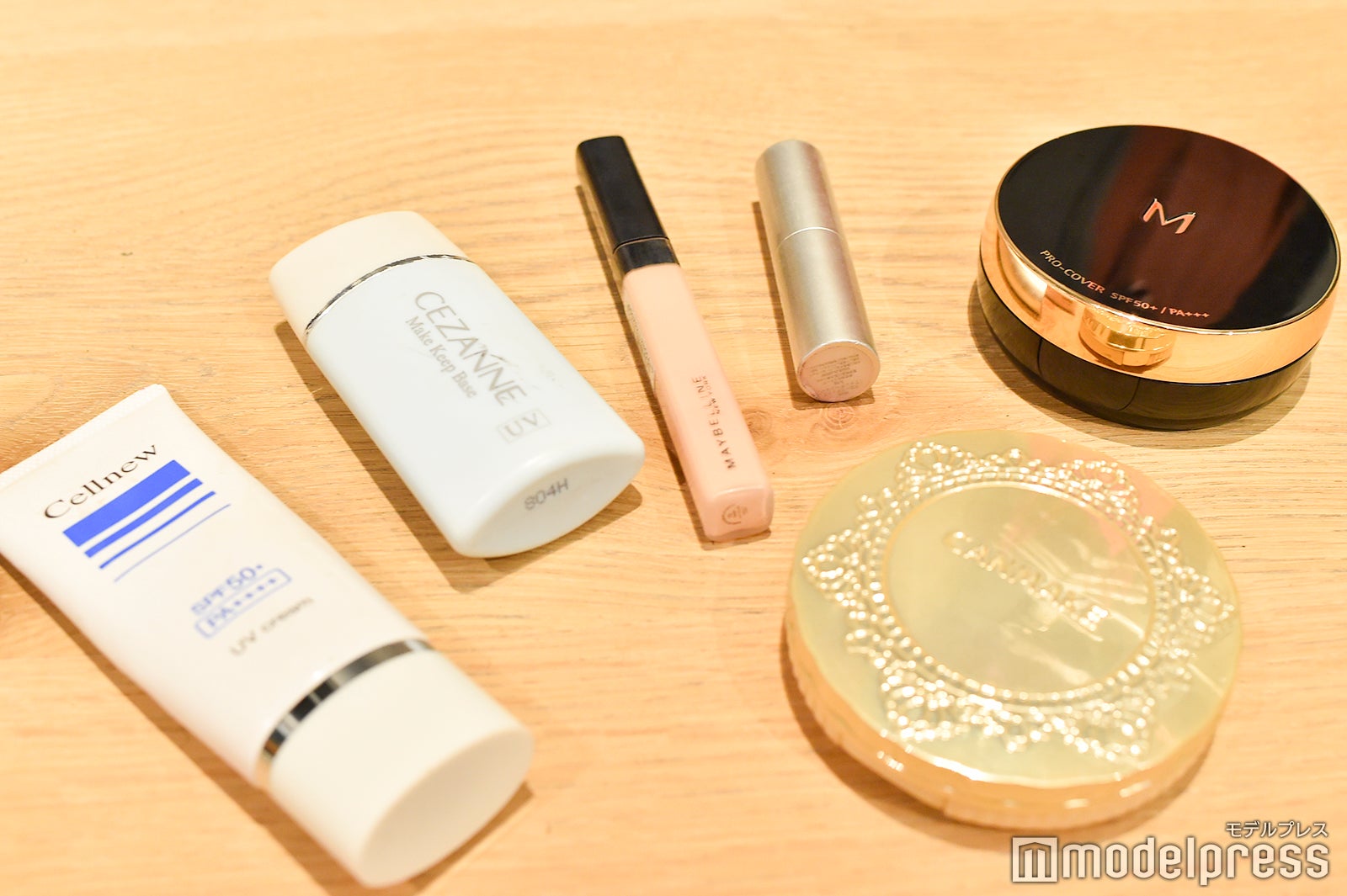 ベースメイク／（左から）日焼け止め、下地、コンシーラー、ハイライト、ファンデーション