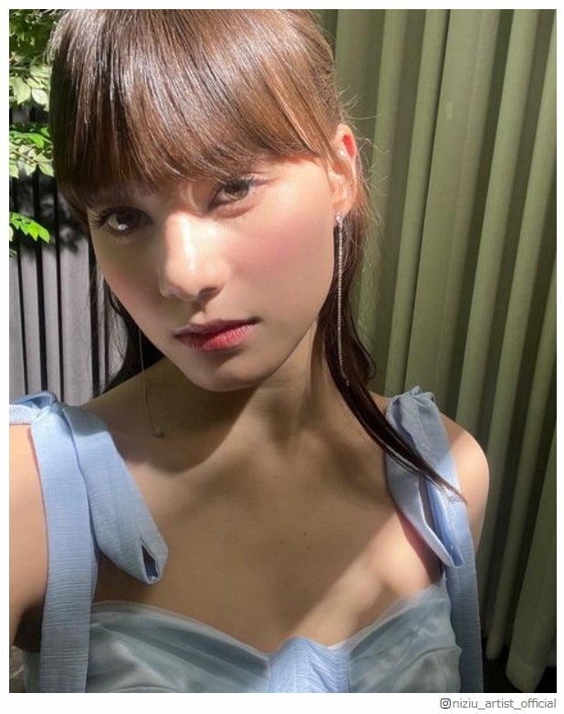 NiziUニナ、美デコルテ輝くオフショットが話題「可愛すぎる」「透明感すごい」