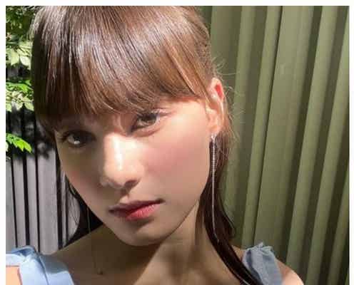 NiziUニナ、美デコルテ輝くオフショットが話題「可愛すぎる」「透明感すごい」