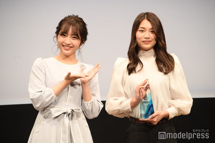 MCを務めた藤本万梨乃アナウンサー、成實陽菜さん「第2回学生アナウンス大賞」グランプリ発表イベントの様子(C)モデルプレス