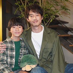 坂口健太郎「がっつりお芝居できてよかった」子供時代演じる『エール』で話題の込江大牙と夢の共演!?『35歳の少女』オリジナルストーリー