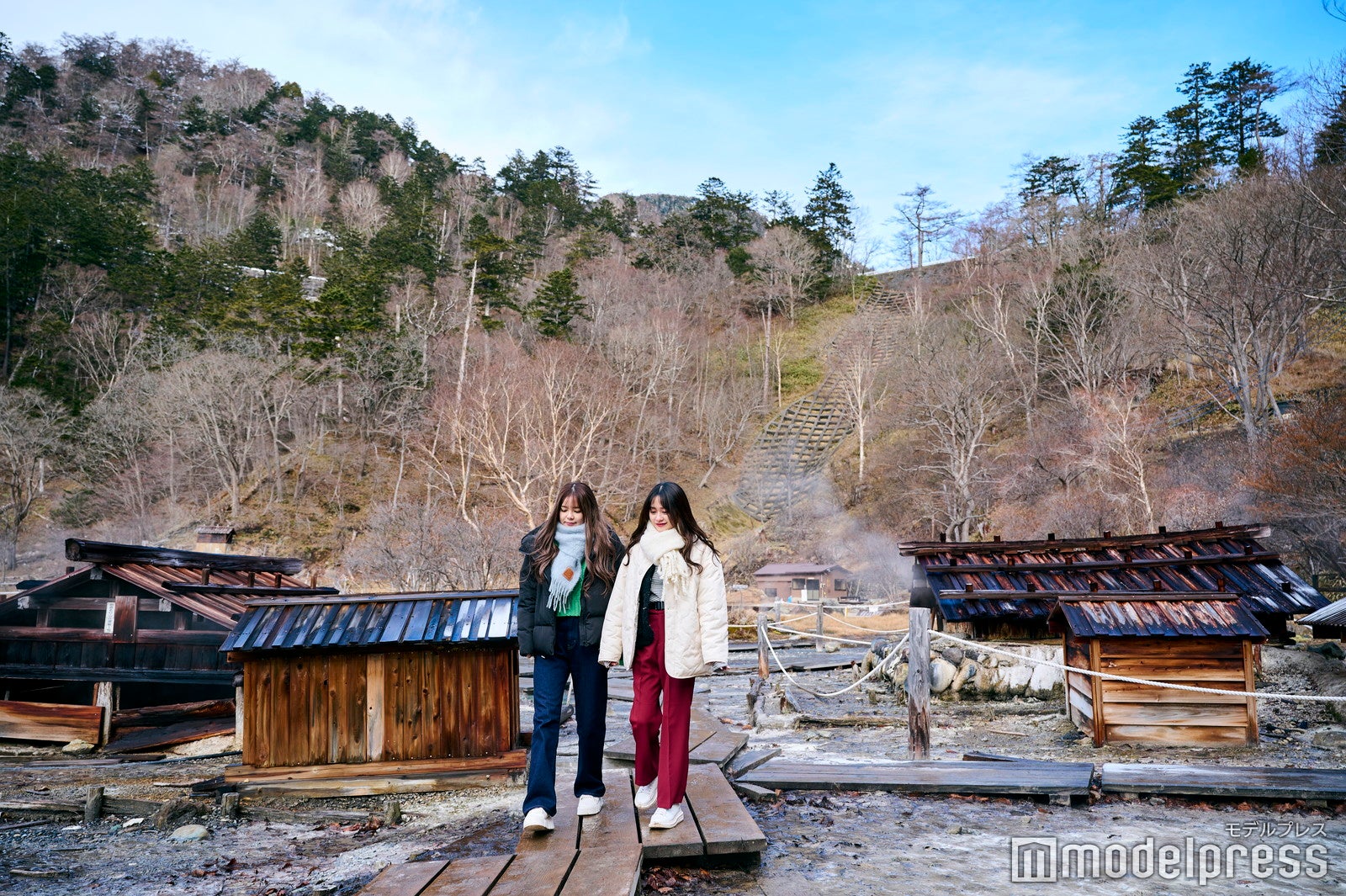 所々から源泉が湧き出ていて、硫黄の香りに包まれます（C）モデルプレス
