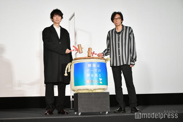 初めての鏡開きに喜ぶ大倉忠義、行定勲監督(C)モデルプレス