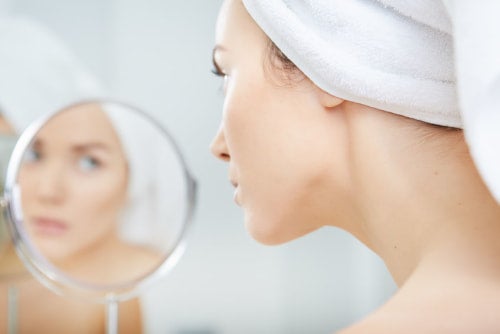 鏡をのぞく女性