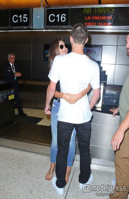 エール・フランスのチェックインカウンター前で抱き合うふたり。x17online.com/Zeta Image