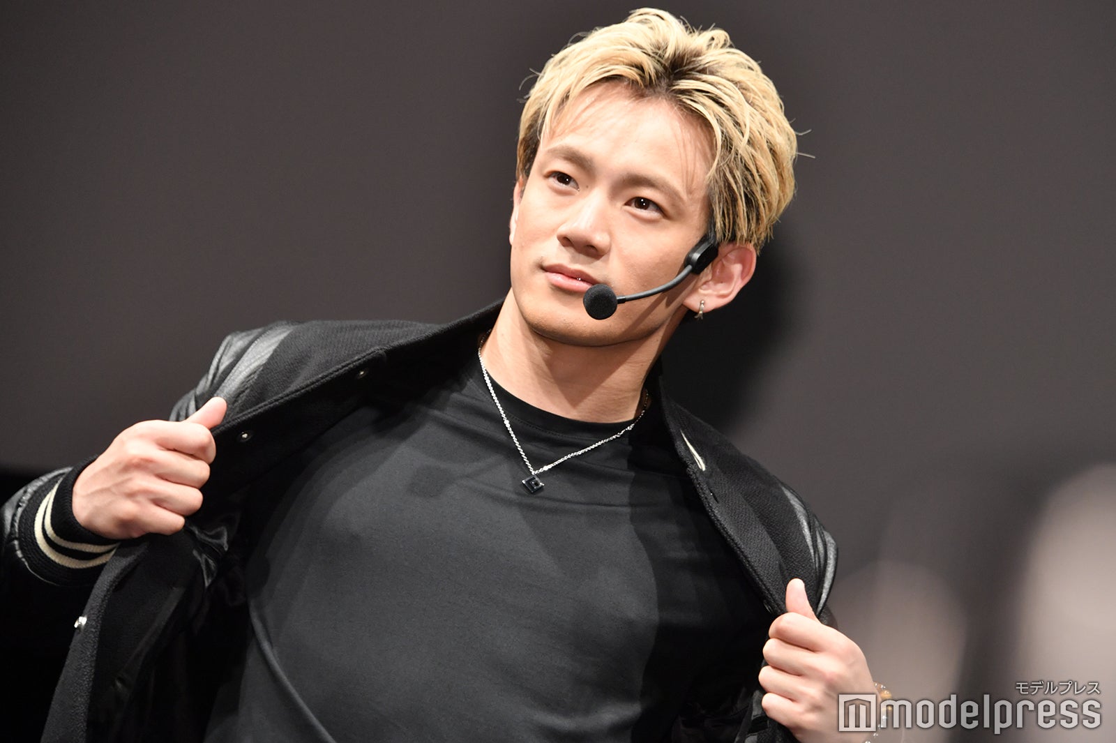 ランウェイを歩く浦川翔平（C）モデルプレス