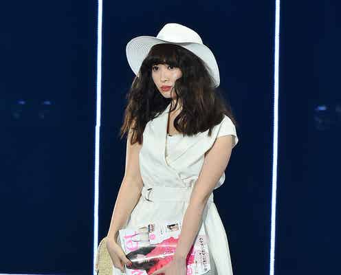 小嶋陽菜のサプライズ登場に黄色い歓声 お手振り&投げキッスも連発<TGC2016 S/S>