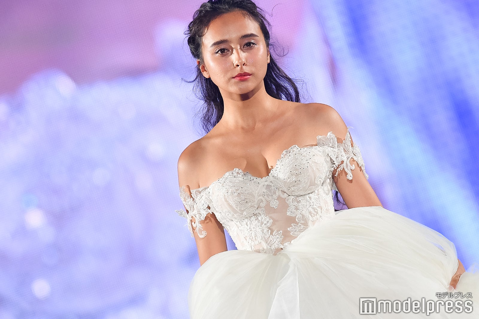 石田ニコル、美デコルテ＆バストくっきり ウエディングドレスで降臨＜神コレ2018A／W＞