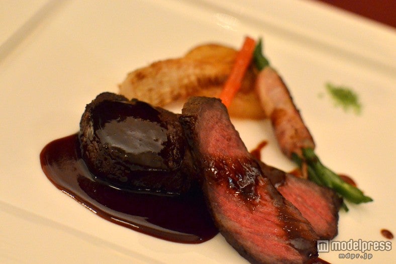 メインディッシュの「牛フィレ肉のポワレともも肉のロースト、ヴァンルージュソース」