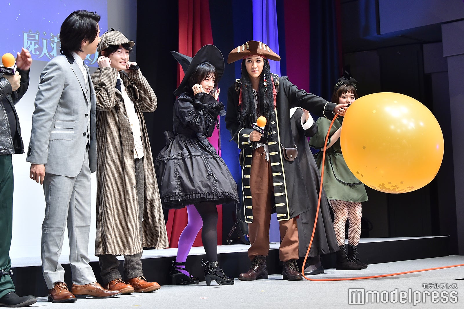 巨大風船に怯える（左から）中村倫也、神木隆之介、浜辺美波、葉山奨之（C）モデルプレス