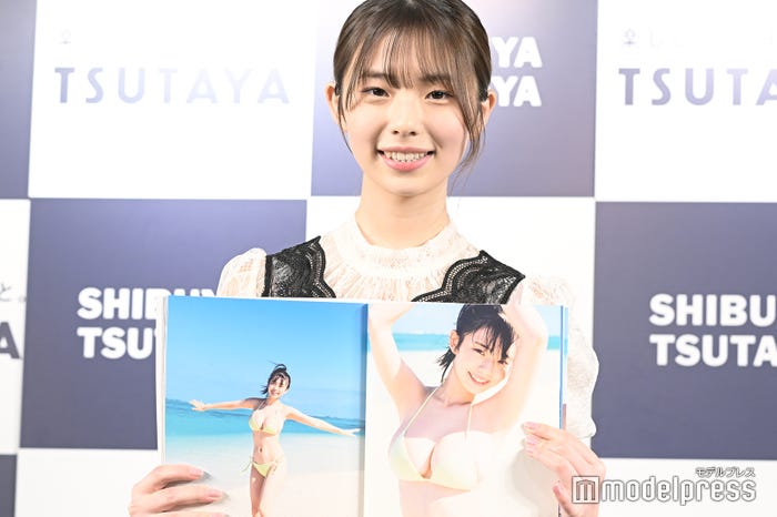 お気に入りカットを見せる菊地姫奈(C)モデルプレス