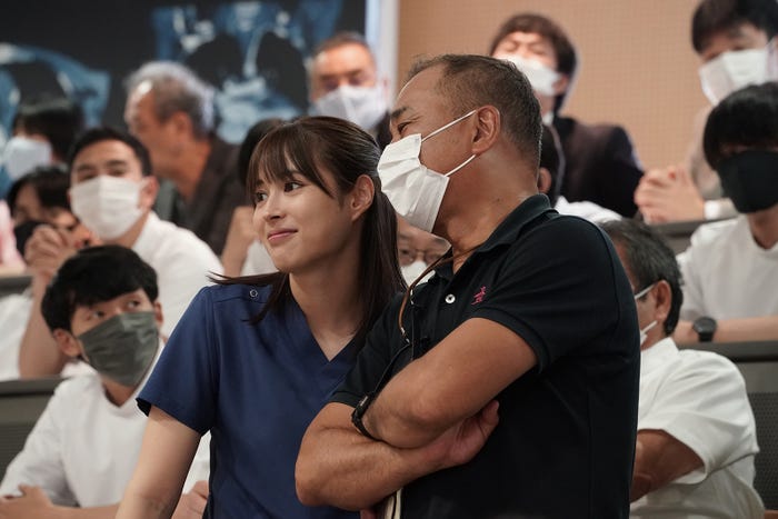 (左)広瀬アリス(C)2022横幕智裕・モリタイシ/集英社・映画「ラジエーションハウス」製作委員会