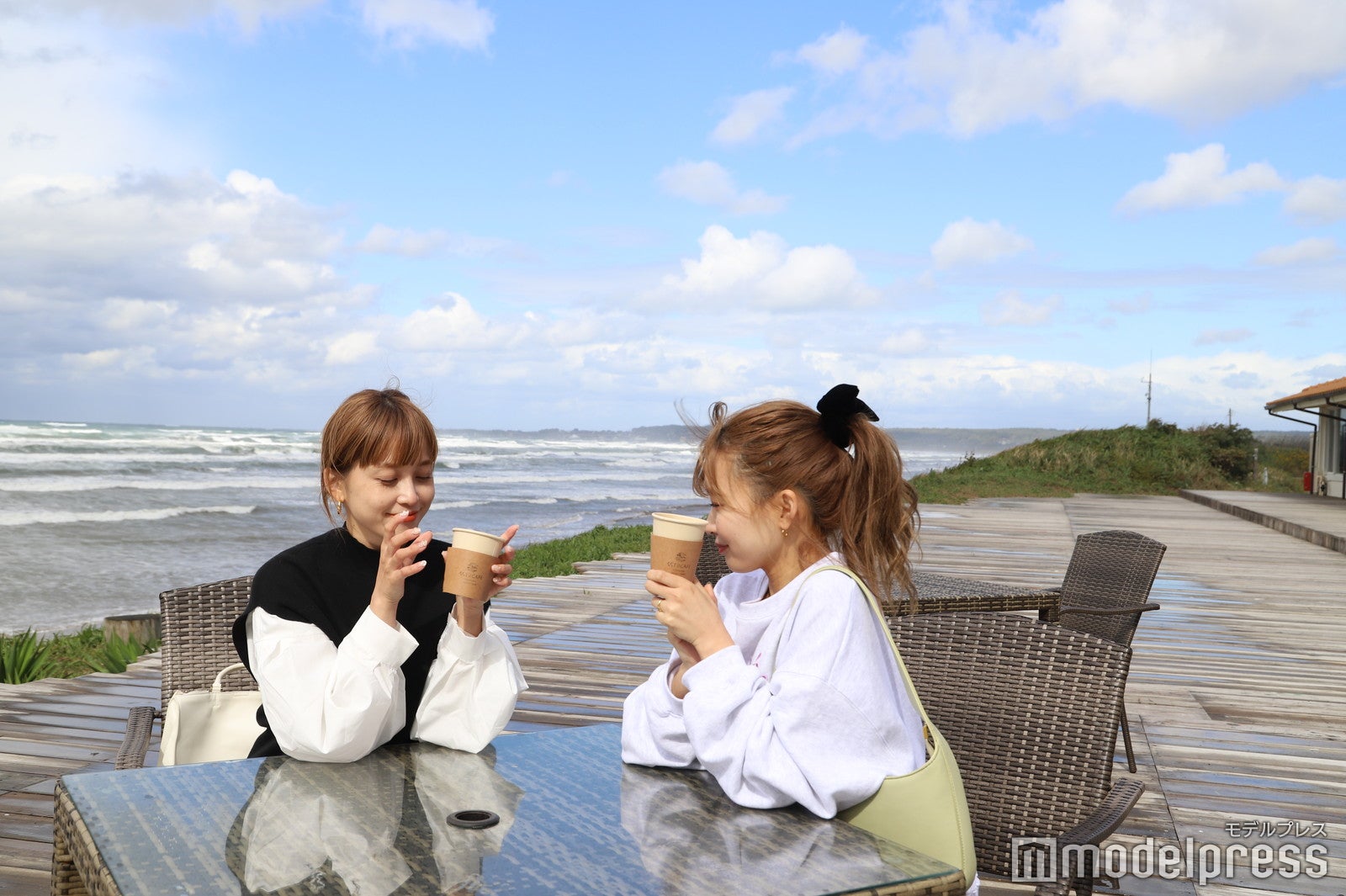 海からの風が心地よいデッキスペース（C）モデルプレス