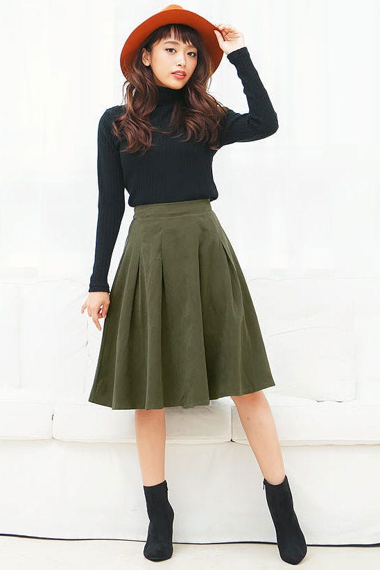 タック入りミディ丈ピーチスキンフレアスカート「神戸レタス」1690円(税込)/画像提供:神戸レタス