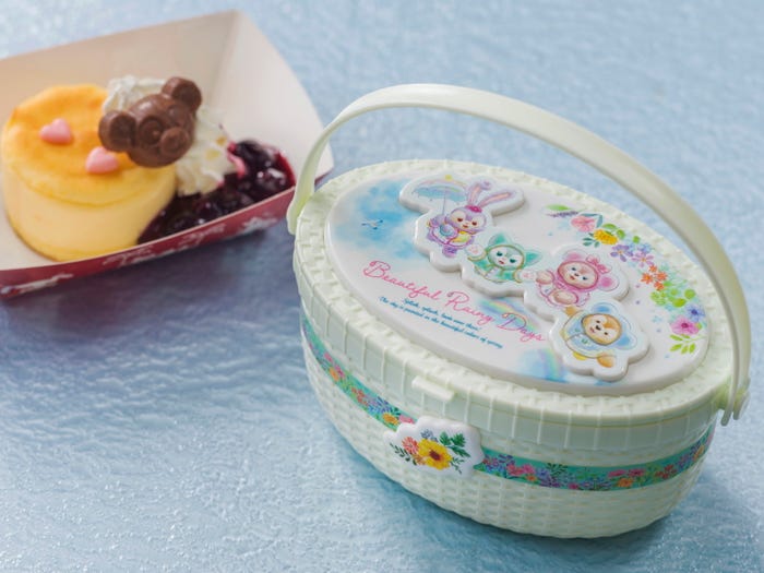 チーズケーキとベリーソース、スーベニアケース付き1,370円(C)Disney