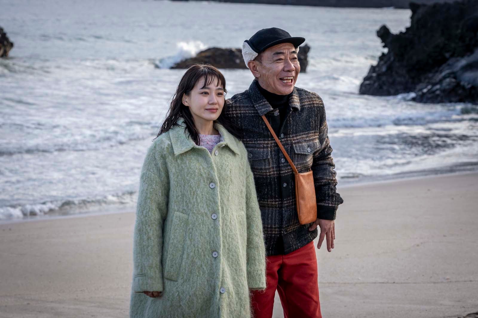 奈緒、木梨憲武「春になったら」第2話より（C）カンテレ